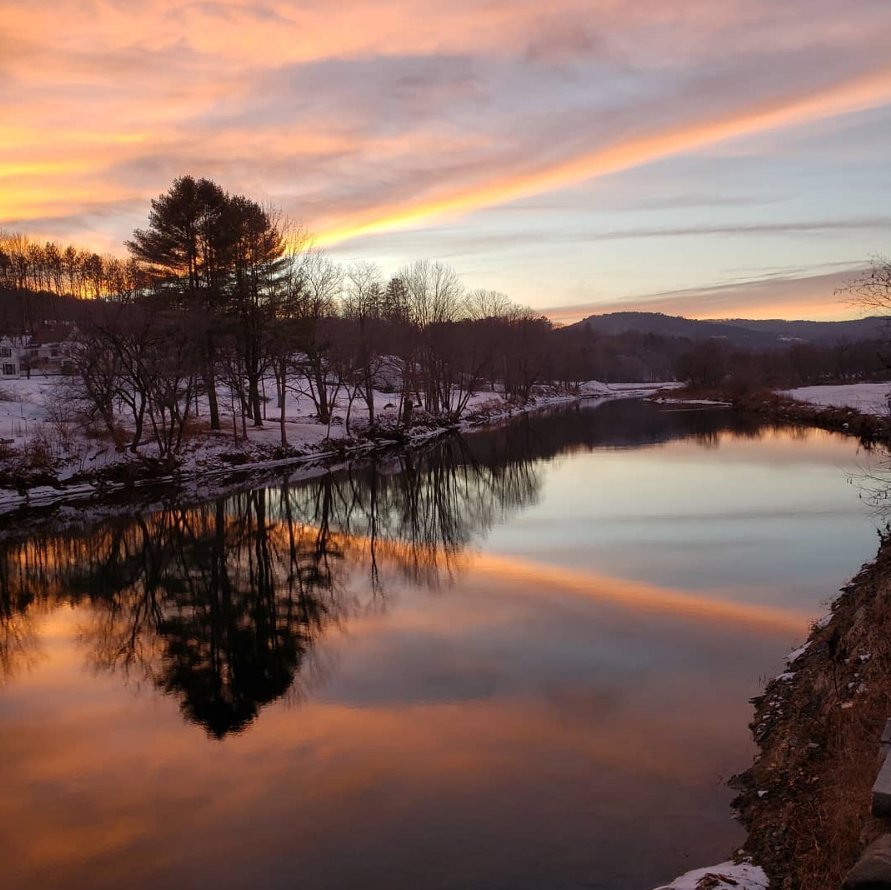 SimonPearceInc's tweet image. Evening Inspiration | Will you be in Vermont for Valentine's Day? Make your reservation 

Evening Inspiration brought to you by @jerodrockwell #simonpearce 

opentable.com/simon-pearce-r…