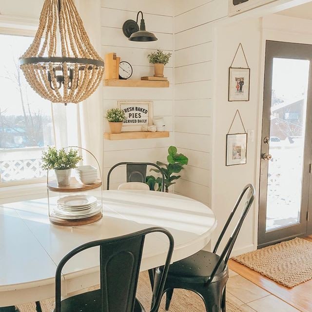 ms90west's tweet photo. I love the black accents in this kitchen, don't you? This photo is from@sarahjoyblog and she's #onetofollow. I love her style and DIYS and I especially love that she's from Colorado.  Sarah will be joining the Old House Vintage Market this weekend. See t… https://t.co/c7gNVJY2Pw https://t.co/3OyqiKfxBj