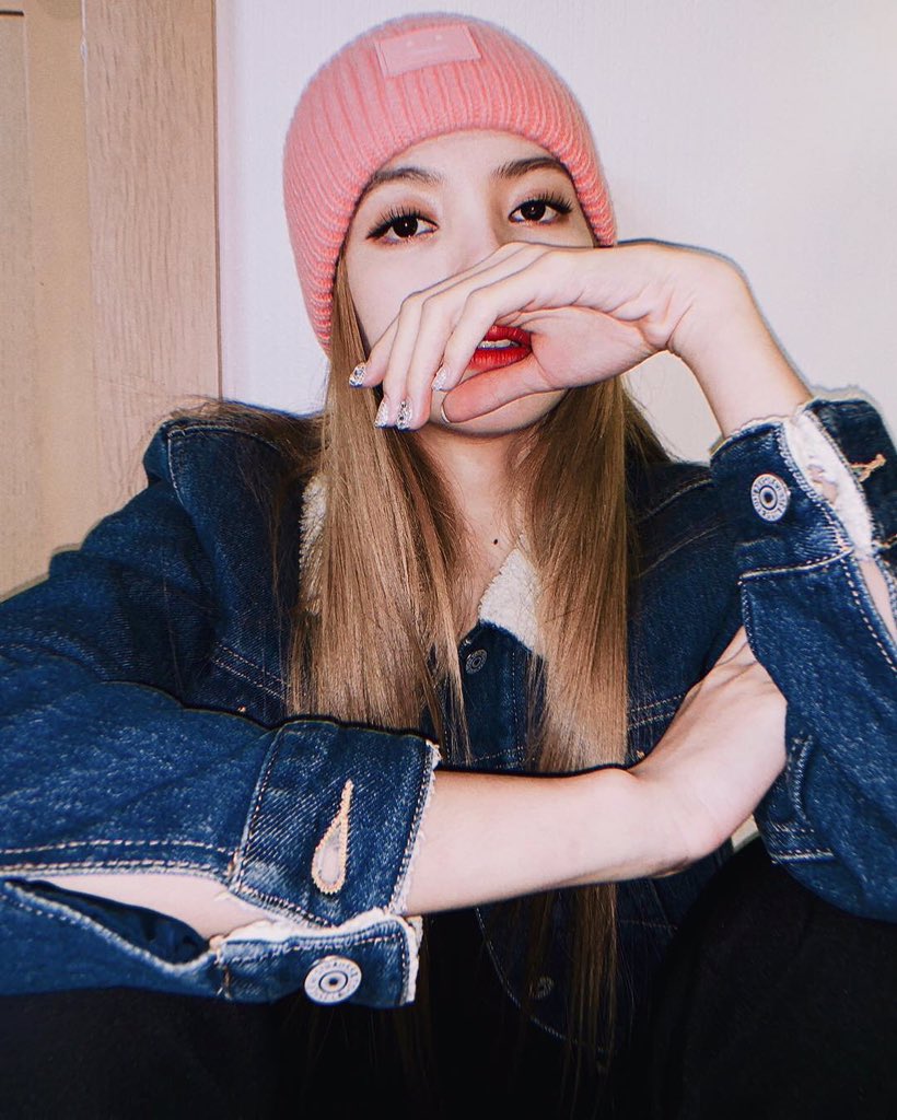 sweetytaev's tweet photo. The most charismatic and talented person 🔥 I love and proud of you!! BLINK ✨ #RespectLisa #BLACKPINK #LalisaManoban https://t.co/CTnecM5eQn