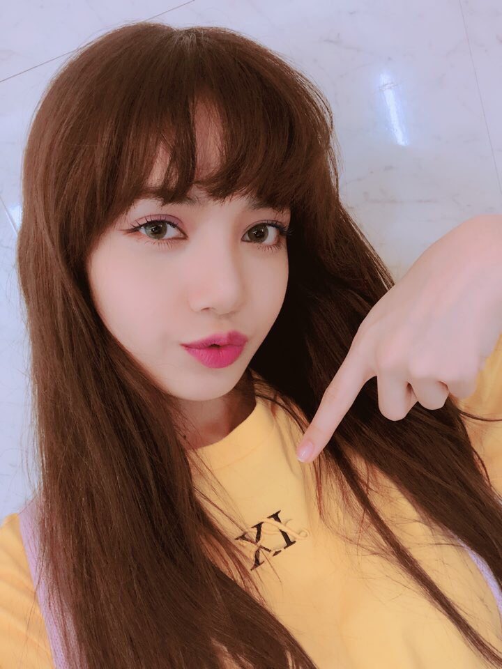 sweetytaev's tweet photo. The most charismatic and talented person 🔥 I love and proud of you!! BLINK ✨ #RespectLisa #BLACKPINK #LalisaManoban https://t.co/CTnecM5eQn