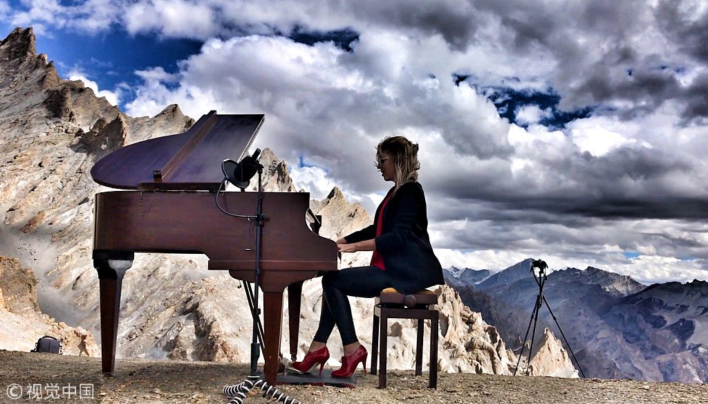 ChinaDaily's tweet photo. Pianist Evelina De Lain, 41, breaks records as she performs a classical concert 5,000 meters high in the #Himalayas. https://t.co/4Ib0wb7386