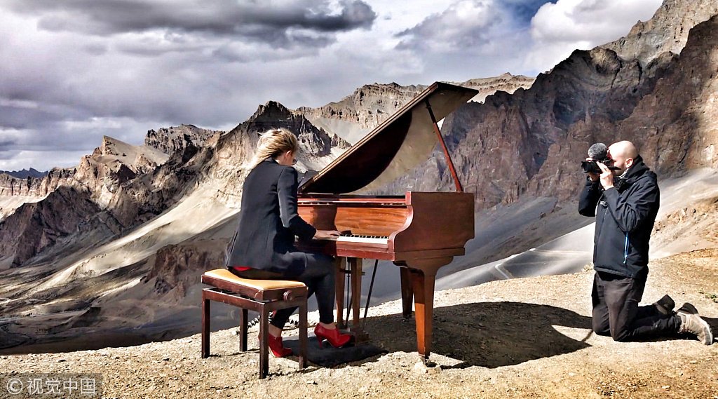 ChinaDaily's tweet photo. Pianist Evelina De Lain, 41, breaks records as she performs a classical concert 5,000 meters high in the #Himalayas. https://t.co/4Ib0wb7386
