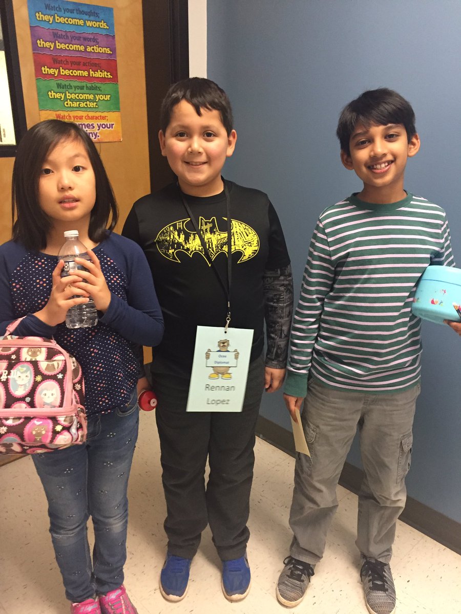 Oceecounseling's tweet photo. So proud of these Ocee Diplomats showing our new students around and helping them feel welcome! @oceeotters #beginwithempathy #theoceeway #studentleaders https://t.co/F39rsc2CeC