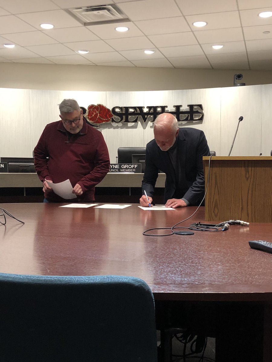 WayneRGroff's tweet photo. Getting sworn into the Roseville City Council by my husband @jimdryden  is a four year long goal that I’m so happy to achieve. The support of the community has been incredible and I look forward to serving you! https://t.co/sRoqHuFryt