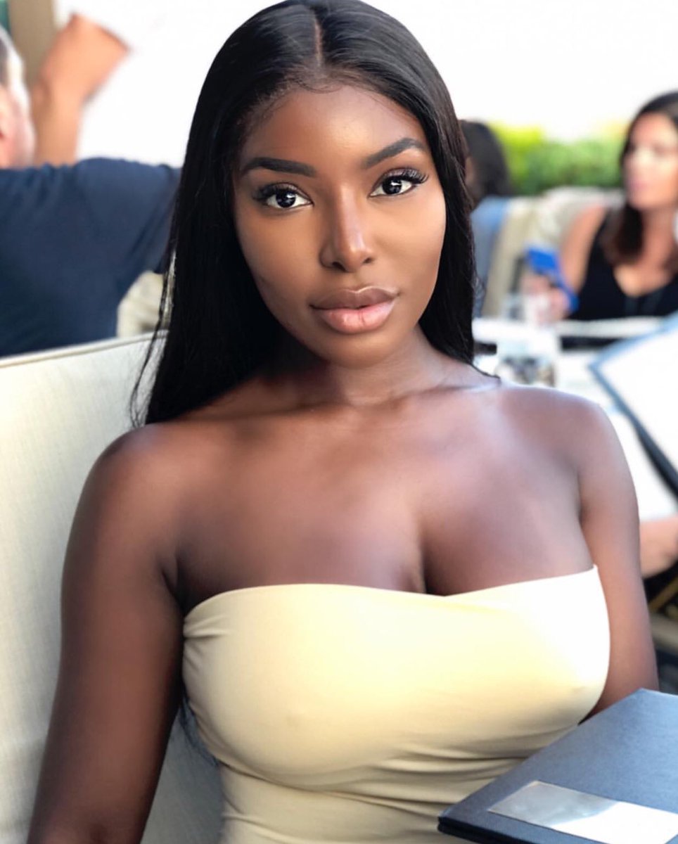 Could you imagine waking up to her 😍🤩I know, it’s surreal 👄💋
Her IG:missleekong