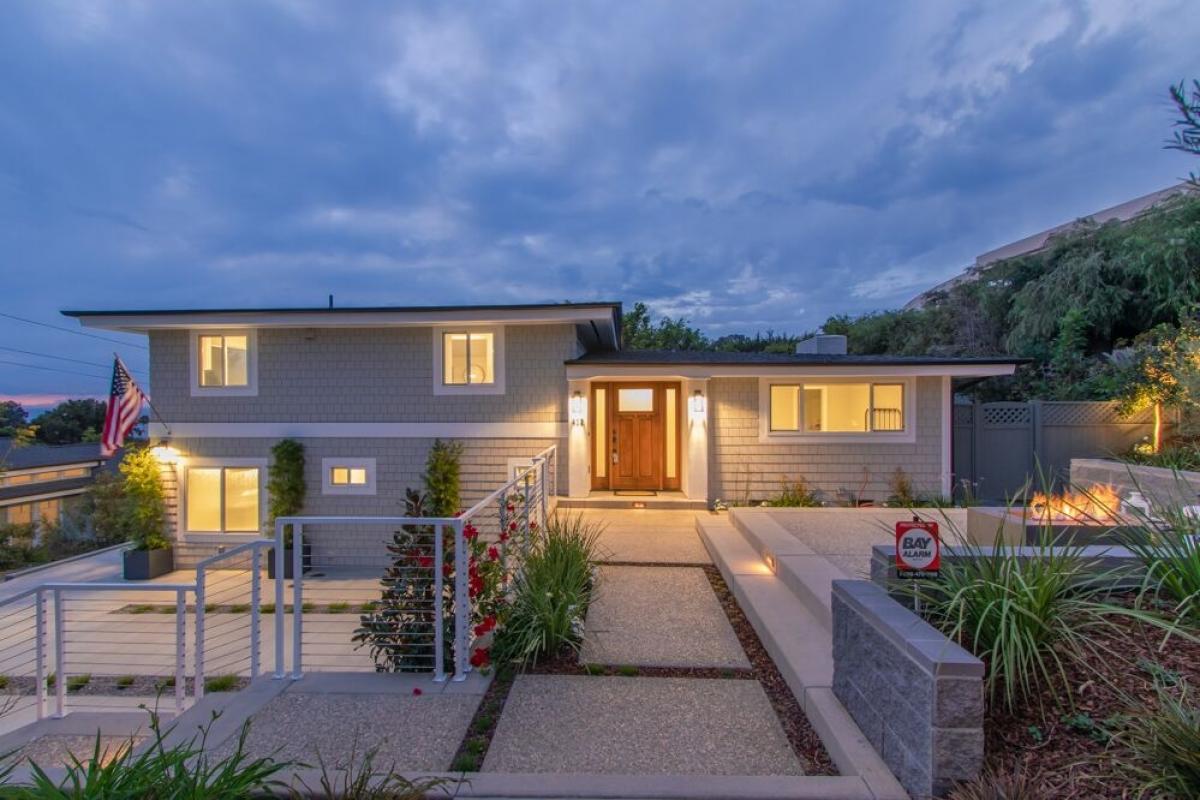 SDSeaCoast's tweet photo. Do you know someone looking for a great #property in #DelMar?   #realestate https://t.co/3ITGQ5Z3hT https://t.co/i6SJMTrmaH