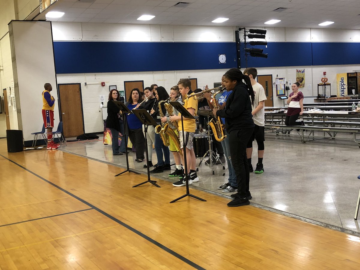 MES_EPTSD's tweet image. Having a great night with the @HarlemWizards at @RMS_EPTSD with @MES_EPTSD students. #eptsd #familyfun #pto #homeschool