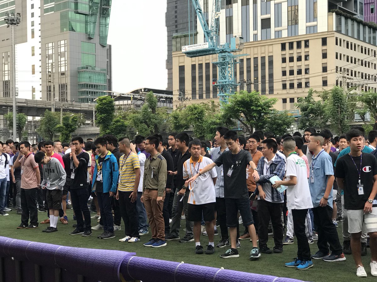 วันแรก! โรงเรียนกรุงเทพคริสเตียนฯ เริ่มทดลองให้นักเรียน ม.1-6 แต่งชุดไปรเวทมาเรียน สัปดาห์ละ 1 ครั้ง (ทุกวันอังคาร) โดยตั้งเป้าเพื่อศึกษาถึงผลกระทบที่เกิดขึ้นว่าเครื่องแต่งกายมีผลต่อการพัฒนาและการเรียนของนักเรียนหรือไม่