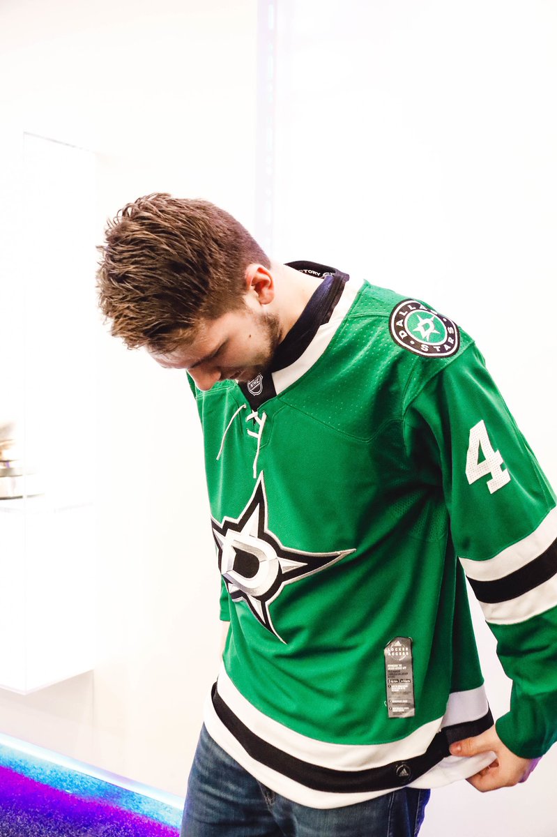 dallasmavs's tweet image. Rookie respect 🙌

@luka7doncic showing some love to @HeiskanenMiro before tonight’s #DALvsLAL! 

#GoStars | #MFFL