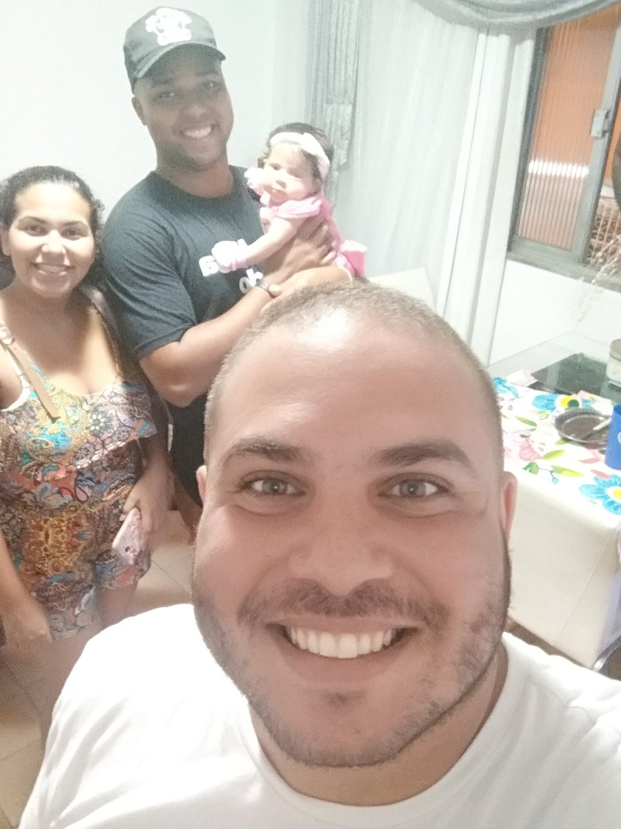 CarlosAraauujo's tweet photo. Um sorriso sincero não se define!
#bochecha #padrinho #openbardegratidao https://t.co/58yuB3xVAt