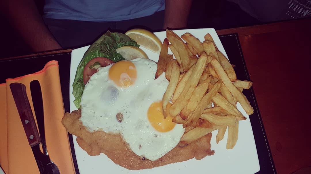 AcebalAriel's tweet photo. #laultimacena #lagranfamilia #restaurante #sanbernardo #lomoalmarsala #papasalacrema #cornalitos #empanadas #crudoycaprese #oliva #bifechorizoconhuevosfritos #panceta #papasespañolas #supremacompleta #tinto12uvas #chardonnay https://t.co/PsDIby1V9E