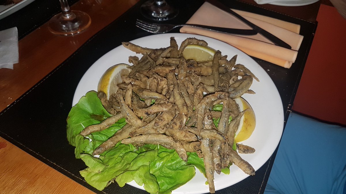 AcebalAriel's tweet photo. #laultimacena #lagranfamilia #restaurante #sanbernardo #lomoalmarsala #papasalacrema #cornalitos #empanadas #crudoycaprese #oliva #bifechorizoconhuevosfritos #panceta #papasespañolas #supremacompleta #tinto12uvas #chardonnay https://t.co/PsDIby1V9E