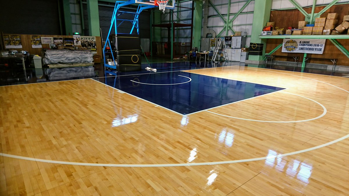 宇都宮ブレックス Utsunomiya Brex Brexバスケットボールコートがリニューアル Nba でも使用されている木製コートを輸入し デザインはチームカラーのネイビーで統一され センターサークルにはブレックスロゴがペイント スクールやユースチームで