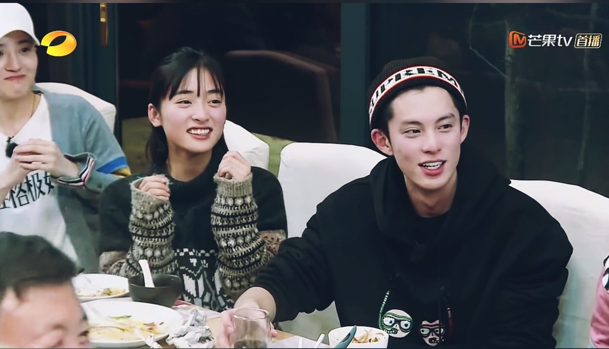I love how extra clingy they were in this episode  Didi sliding off to Yueyue's body was madness  why their chairs have to be that close?  space doesn't really exist in their vocabulary 