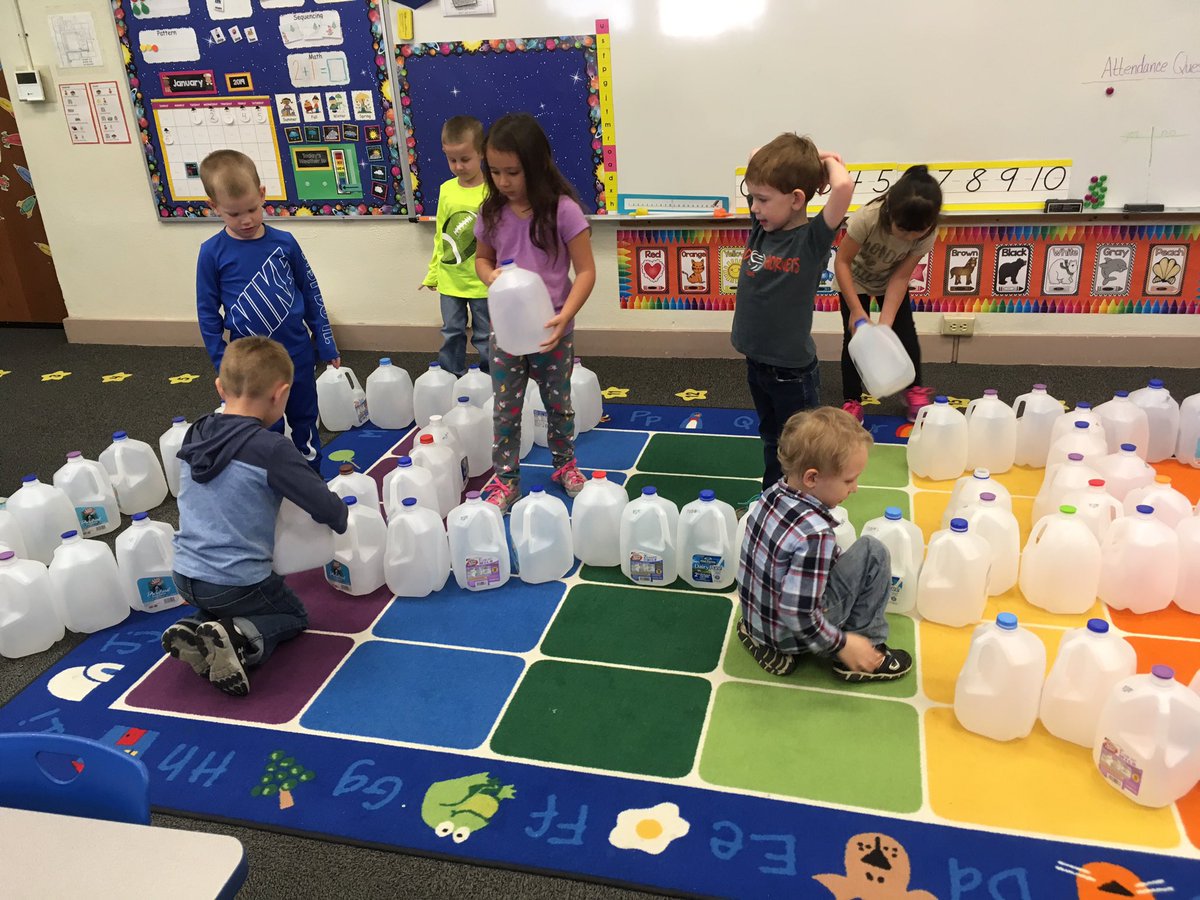 CrystalLHoffman's tweet photo. And so begins, the first try at building an igloo! Tomorrow we will start gluing it together. #problemsolving #teamwork #prek #ourwinterproject @USD482Dighton https://t.co/4z98fCd88z
