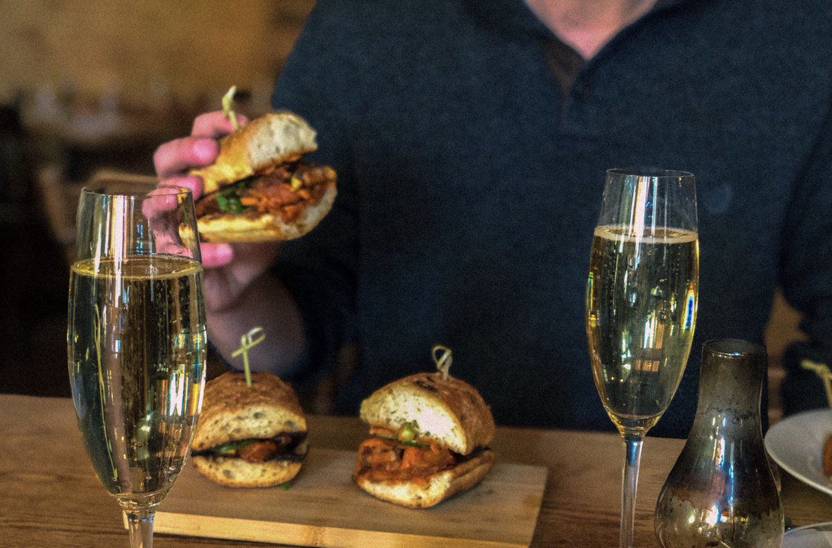 MovidaMke's tweet photo. Everyday deserves to be celebrated #bocadillos & #cava are the best way to #treatyoself this Tuesday🥂
.
.
.
.
#thisismovida #brutcava #spanishtapas #tapas #bocadillo #mkefoodies #mkedrinks #mkeeats #foodphotography #foodporn #food #drink #spain #drinkup #likeforlikes #milwaukee https://t.co/LxTqw2rrvl