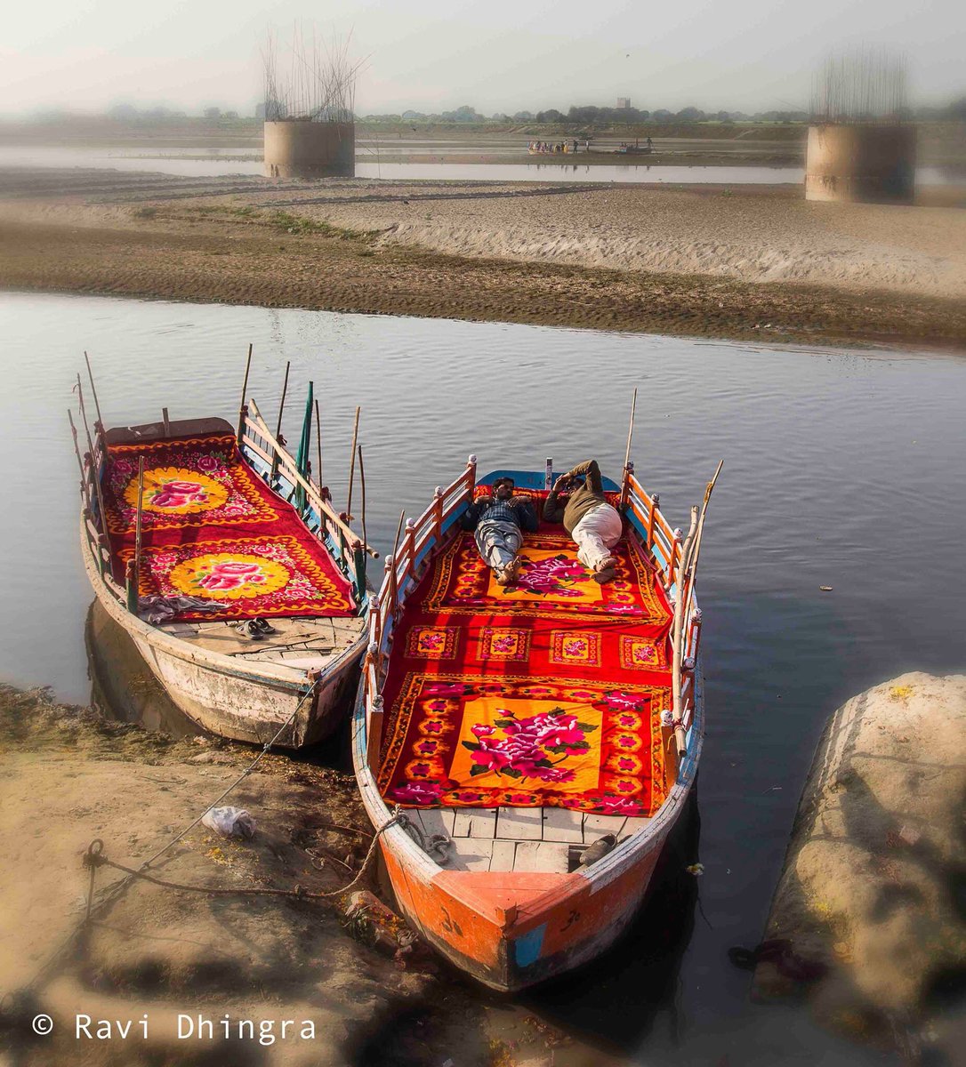 ravidhingra_'s tweet photo. When two boats collide #CapturedOnCanon
#canonindia_official
#DelightingYouAlways
#EOSProfessional
#CanonPhotoMentor @Canon_India #Travel @incredibleindia https://t.co/ivcxoEuKWk