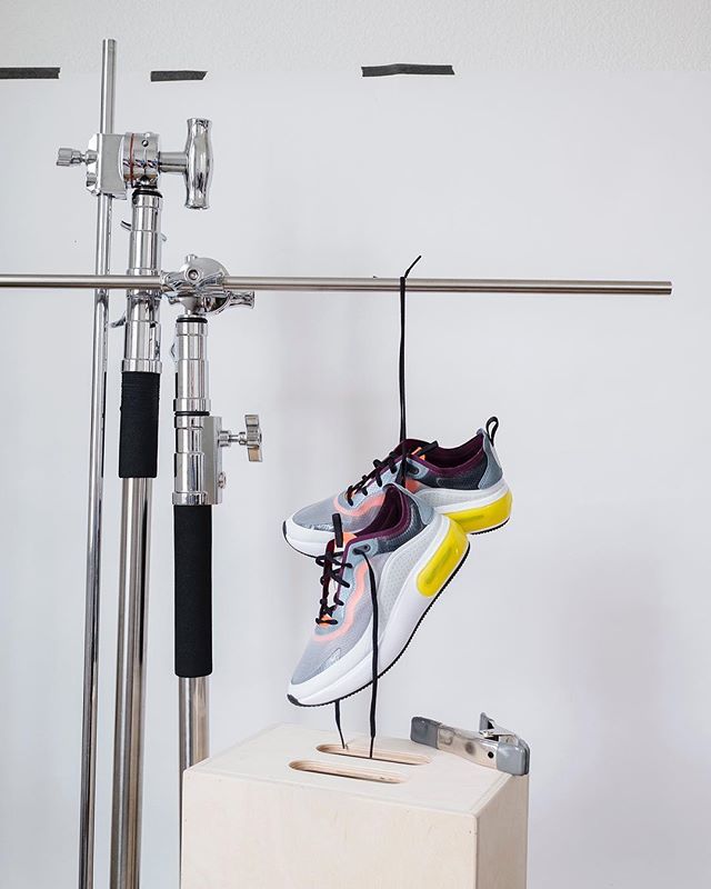 TIVN's tweet photo. before i got into portraits, i primarily shot products for tech companies. it’s been awhile, but since i was stuck at home today, i decided to bring it back one time. | #johnelliott #nike #airmaxdia https://t.co/o3NDBdsuN2 https://t.co/GZQnIMvp1H