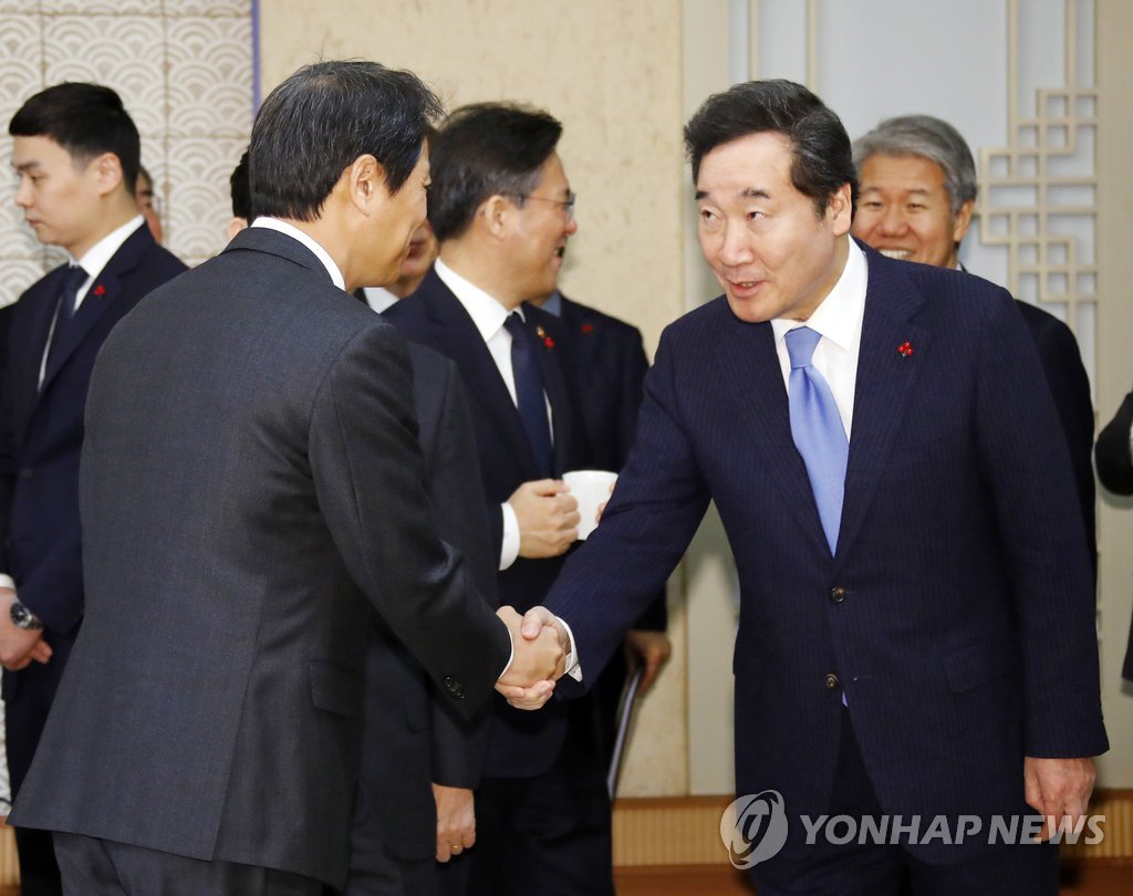 2019년 첫 국무회의. '위험의 외주화'를 막는 산업안전보건법 개정법 공포안, 정보통신 및 산업융합 규제샌드박스법 시행령 등을 의결. 대통령께서는 현장에 더 밀착한 행정, 더 신속정확한 대국민 설명 등을 내각에 당부하셨습니다. 임종석 비서실장님, 수고하셨습니다. 
* 사진 연합뉴스