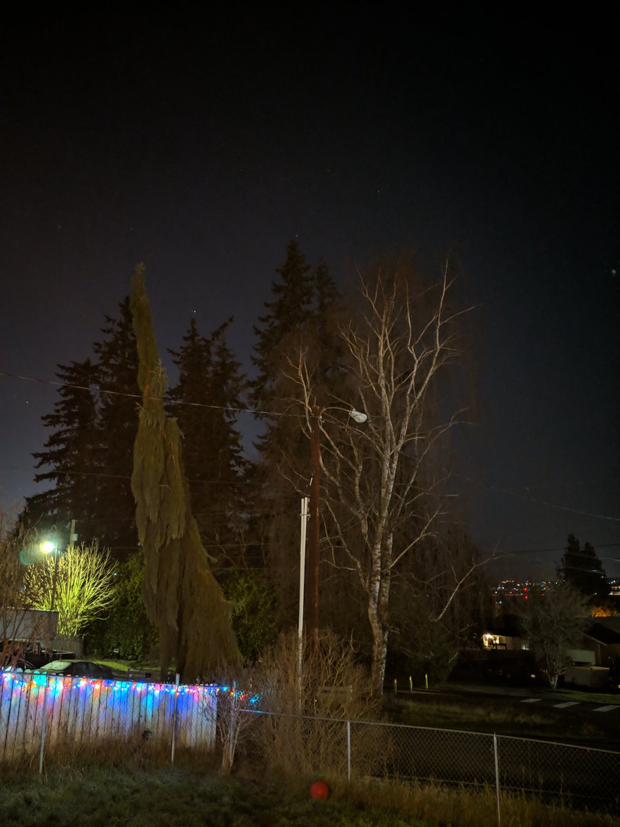 ROMPhotog's tweet photo. @EverettCity please come fix our street light. Its definitely on it's last legs. Also one of the last bulbs on the street. All the rest are LED's. Thanks 5604 Commercial AVE 😊 https://t.co/vHS0LCu8xj