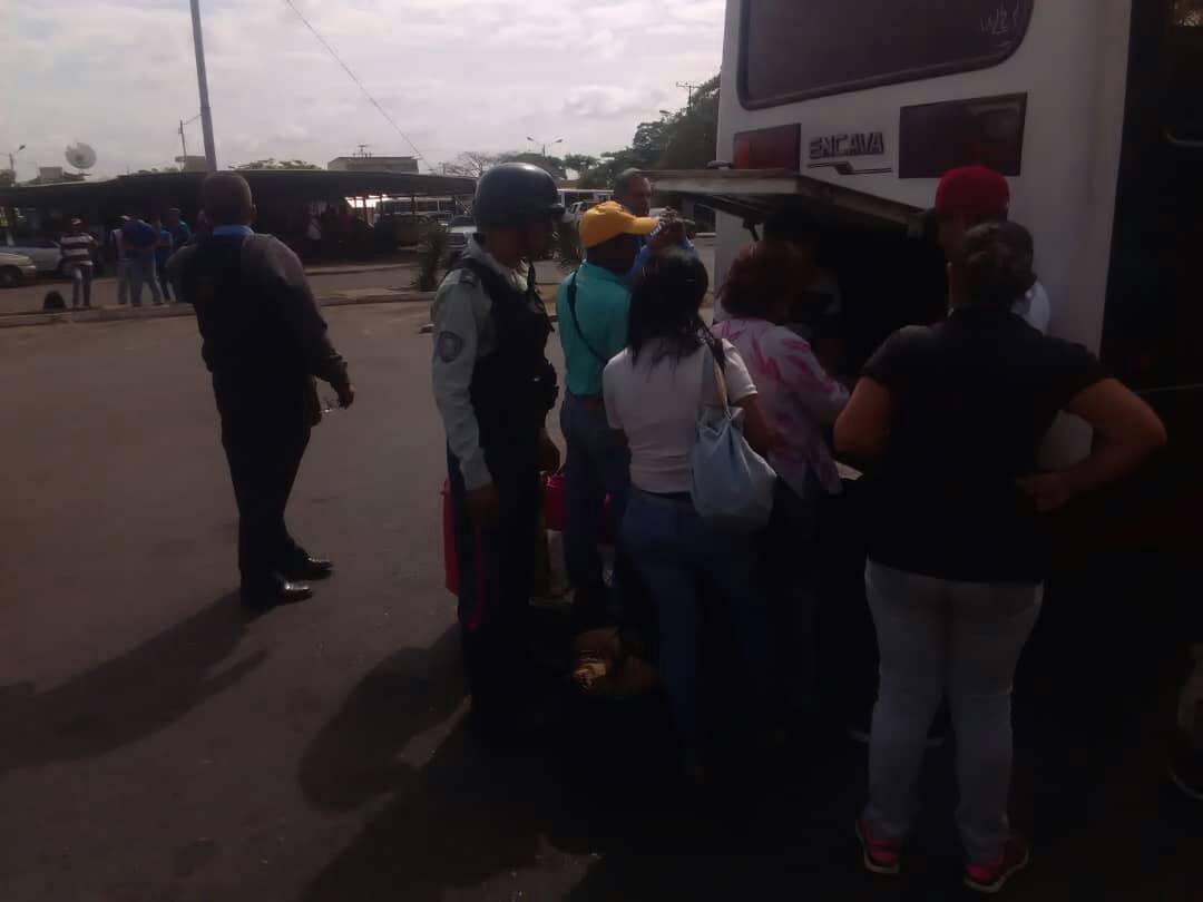 GuaricoSenades's tweet photo. #07Ene|Servidores de #Senades explican a pasajeros del terminal de #VDP importancia de la #LPCAM y efectivos de seguridad realizan chequeo de personas para garantizar la paz,la seguridad y el orden público |@MIJPVenezuela @SENADESMIJP @Guaricoseguro |#PuebloYFanbDefiendenLaPatria https://t.co/UFv63onWNR