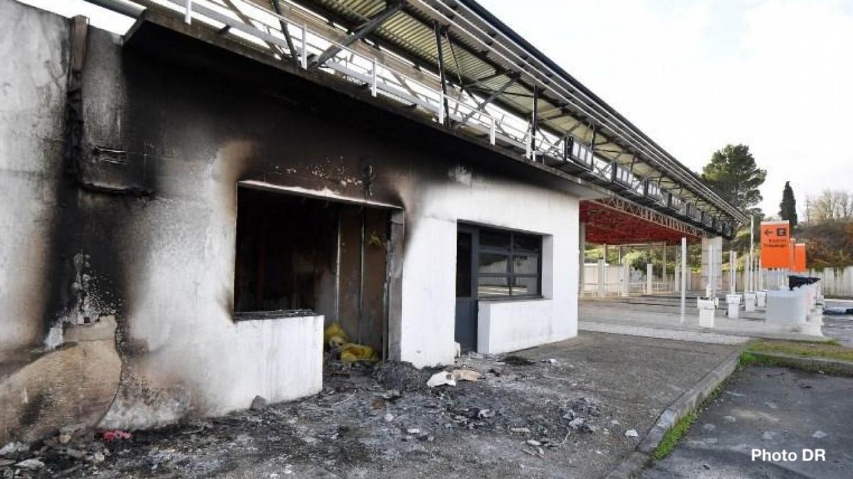 ❗️Opération judiciaire. 160 gendarmes engagés, 35 personnes interpellées et placées en garde à vue ce matin pour avoir vandalisé et détruit par incendie, en bande organisée, les locaux du péage autoroutier de #Bessan le 18/12. Pas d'#impunité face à la violence.
