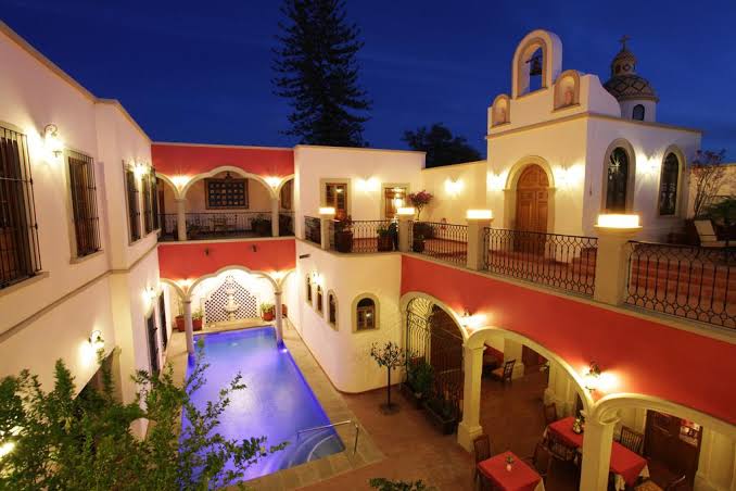 También, tiene varios hoteles boutique, como es <a href="/grancasasayula/">Gran Casa Sayula</a>, que de verdad está increíble (catalogado como uno de los mejores de México).