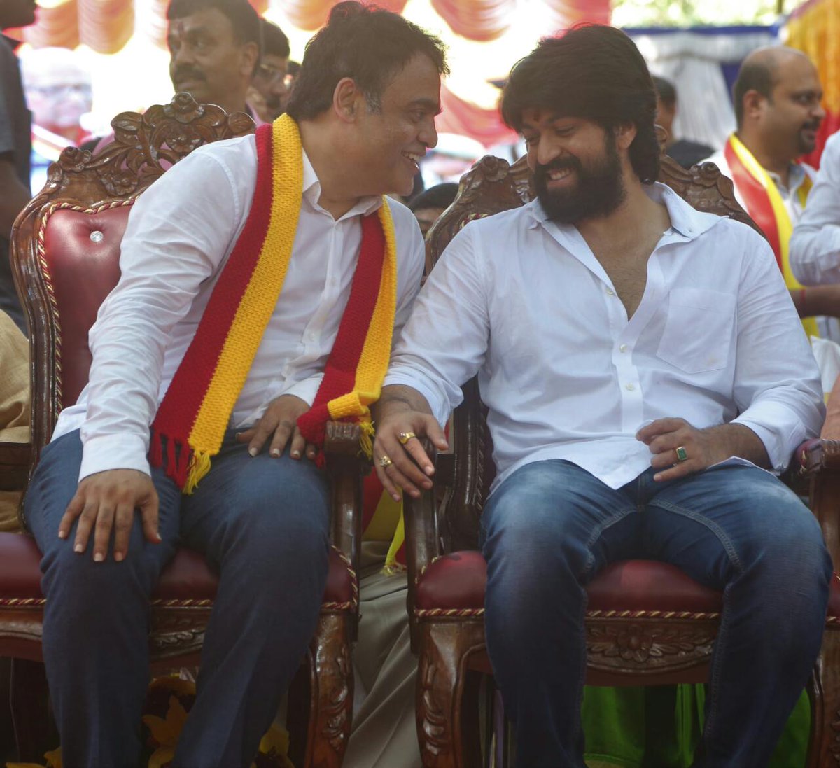 drashwathcn's tweet photo. ಕನ್ನಡ ಚಿತ್ರರಂಗಕ್ಕೆ ಚಿನ್ನದ ಗಣಿಯಂತಹ ದಾಖಲೆ ಬರೆದುಕೊಟ್ಟಿರುವ ನಾಡಿನ ಹೆಮ್ಮೆ, ನಮ್ಮ #SmartSwachhMalleshwaram ನ ರಾಯಭಾರಿ @TheNameIsYash ರವರಿಗೆ ಜನ್ಮದಿನದ ಶುಭಾಶಯಗಳು. @YashoMarga ದಂತಹ ಸಾಮಾಜಿಕ ಕಳಕಳಿಯ ಪ್ರಯತ್ನಗಳಿರಲಿ, ಹೋರಾಟಗಳಿರಲಿ, ಎಲ್ಲಾ ರಂಗಗಳ ಉತ್ತಮ ಕಾರ್ಯಗಳಿಗೆ ಸದಾ ಯಶಸ್ಸು ಸಿಗಲಿ!

#HappyBirthdayYash https://t.co/1F6INR7Dbh