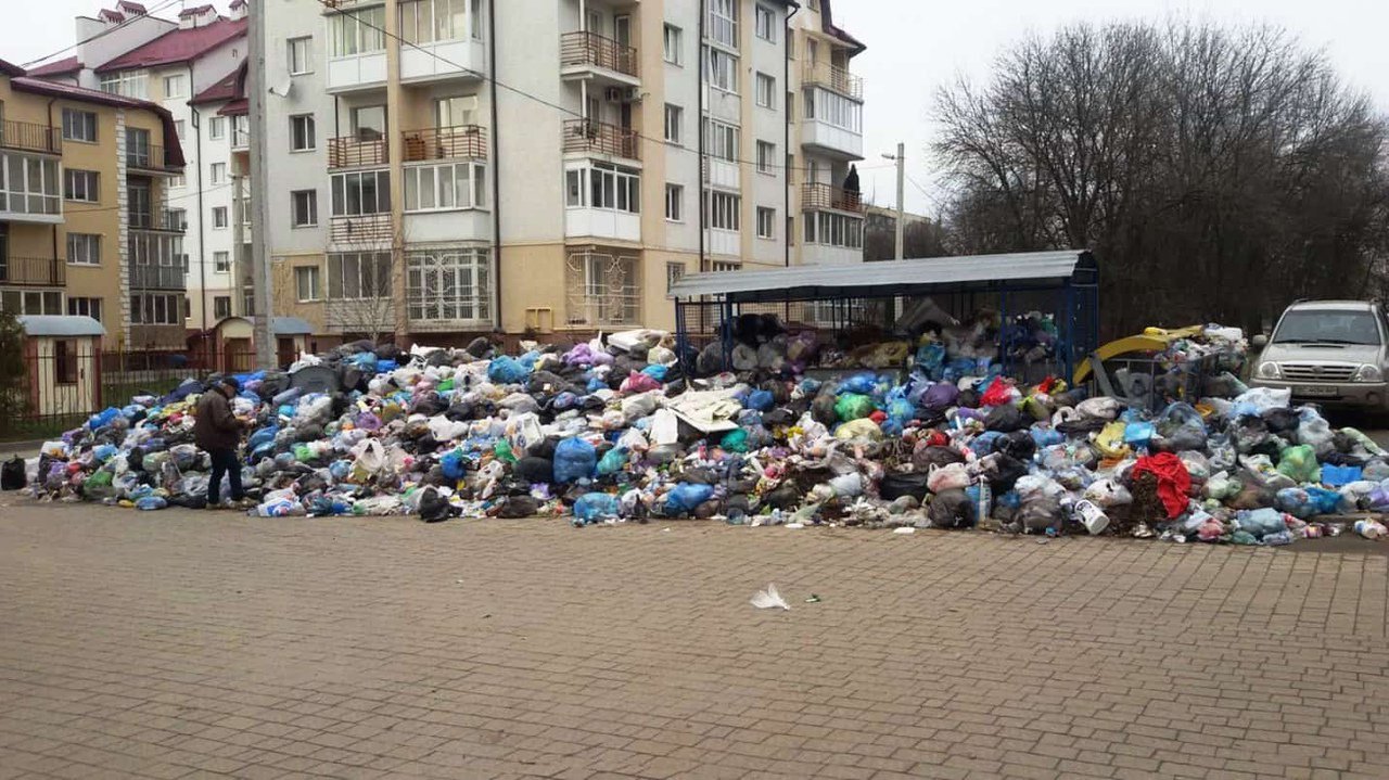 Горы мусора в городе