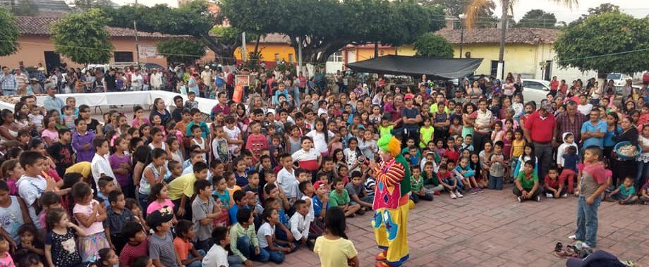 AlfredoJaimesB4's tweet photo. Un magnífico cierre para este día de intenso trabajo, disfrutar las sonrisas y alegría de cientos de niños y niñas Luvianenses con quienes compartimos la tradicional rosca de reyes
#NiñezLuvianense
#AlfredoSiCumple
#OrgulloLuvianense https://t.co/2EfdR36n16
