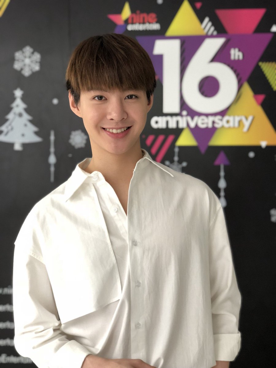 NineEntertain's tweet photo. "เซ้นต์ ศุภพงษ์" มาสวัสดีปีใหม่พี่ๆไนน์เอ็นเตอร์เทน พร้อมเผยงานในปีนี้ว่า ยังคงมีงานต่อเนื่องมาให้แฟนๆได้ติดตาม รวมถึงงานแฟนมีทติ้งเดี่ยวของตัวเองที่ต่างประเทศ และโปรเจคพิเศษ #KissBoysTH ที่รวมตัวกับเพื่อนๆอีก 4 คน "มีน-ต้นน้ำ-โจ-พีค" ฝากให้ทุกคนติดตามด้วยครับ #Saint__sup https://t.co/04yytuG5Re