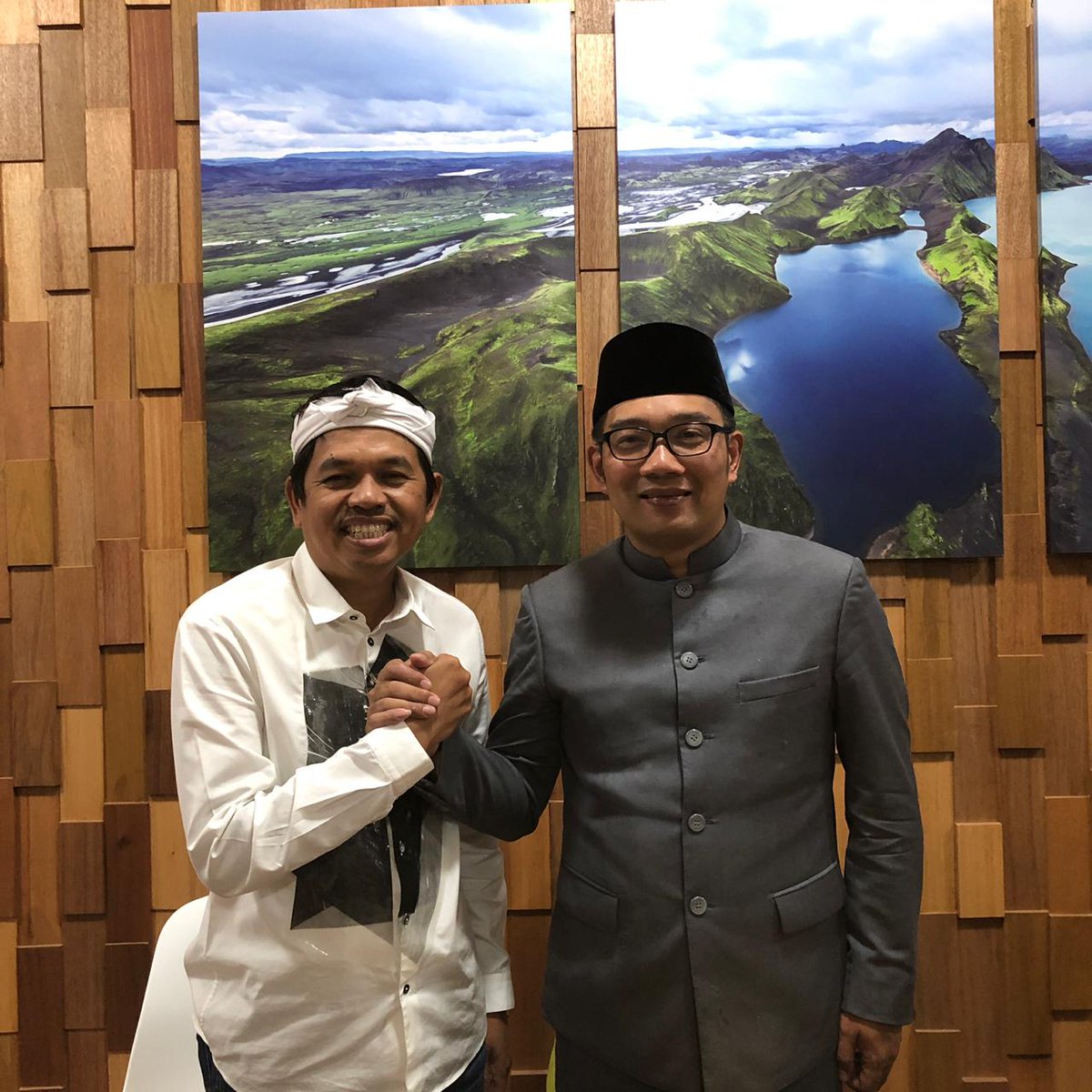 DediMulyadi71's tweet photo. Saya dan Kang @ridwankamil memahami bahwa milenialisme adalah paham kekinian yang tidak bisa dibendung. Akan tetapi, karakter dan sejarah kebudayaan adalah pondasi utama dalam berkehidupan. 

Alangkah indahnya, jika keduanya disatukan demi kedaulatan rakyat, bangsa dan negara. https://t.co/ixhjWBXIbg