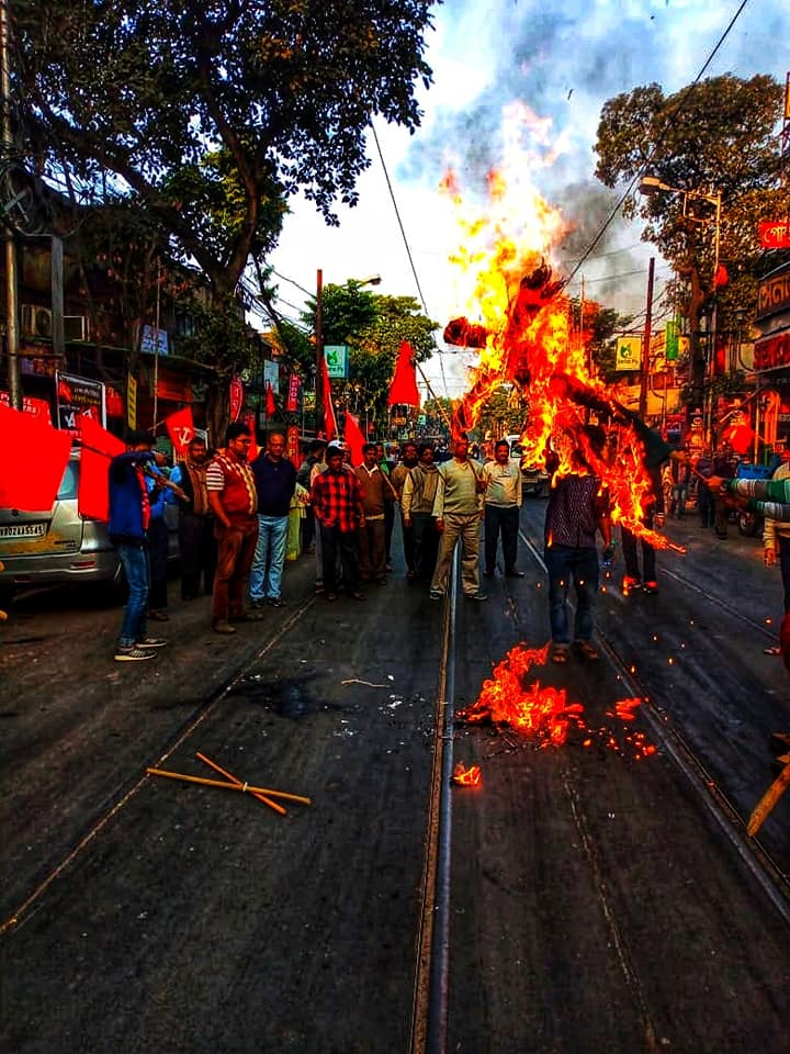 CPIM_WESTBENGAL's tweet photo. Kolkata erupts in rage against the anti-people, anti-worker policies of the BJP-led NDA Govt.
#StrikeBack 

#WorkersStrike 
#AllIndiaStrike https://t.co/m4GyjEWeci