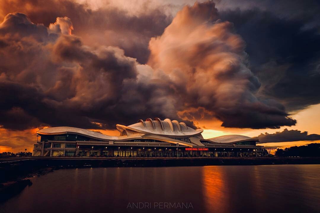 Belakangan ini banyak sekali fotografer yang mengambil foto terminal baru Bandara Tjilik Riwut. Beberapa hasil jepretannya nih 🙂