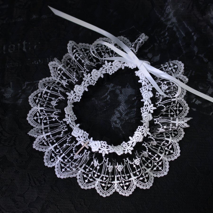 こちらのクロスアーチチョーカーは、前回の薔薇十字架レースチョーカー