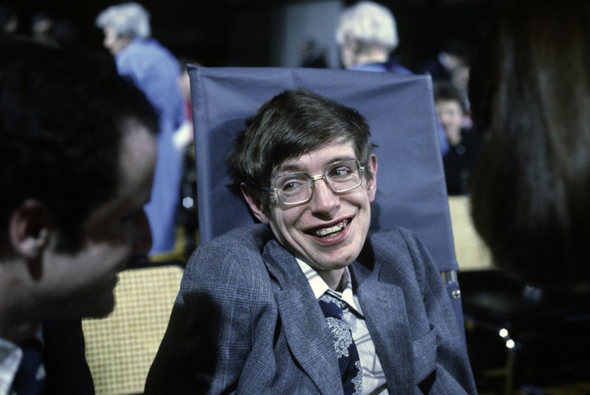 citiamo's tweet photo. "Per quanto difficile possa essere la vita, c'è sempre qualcosa che è possibile fare. Guardate le stelle invece dei vostri piedi."

#8gennaio 1942 nasceva il #SthepenHawking https://t.co/wnwt98ou99