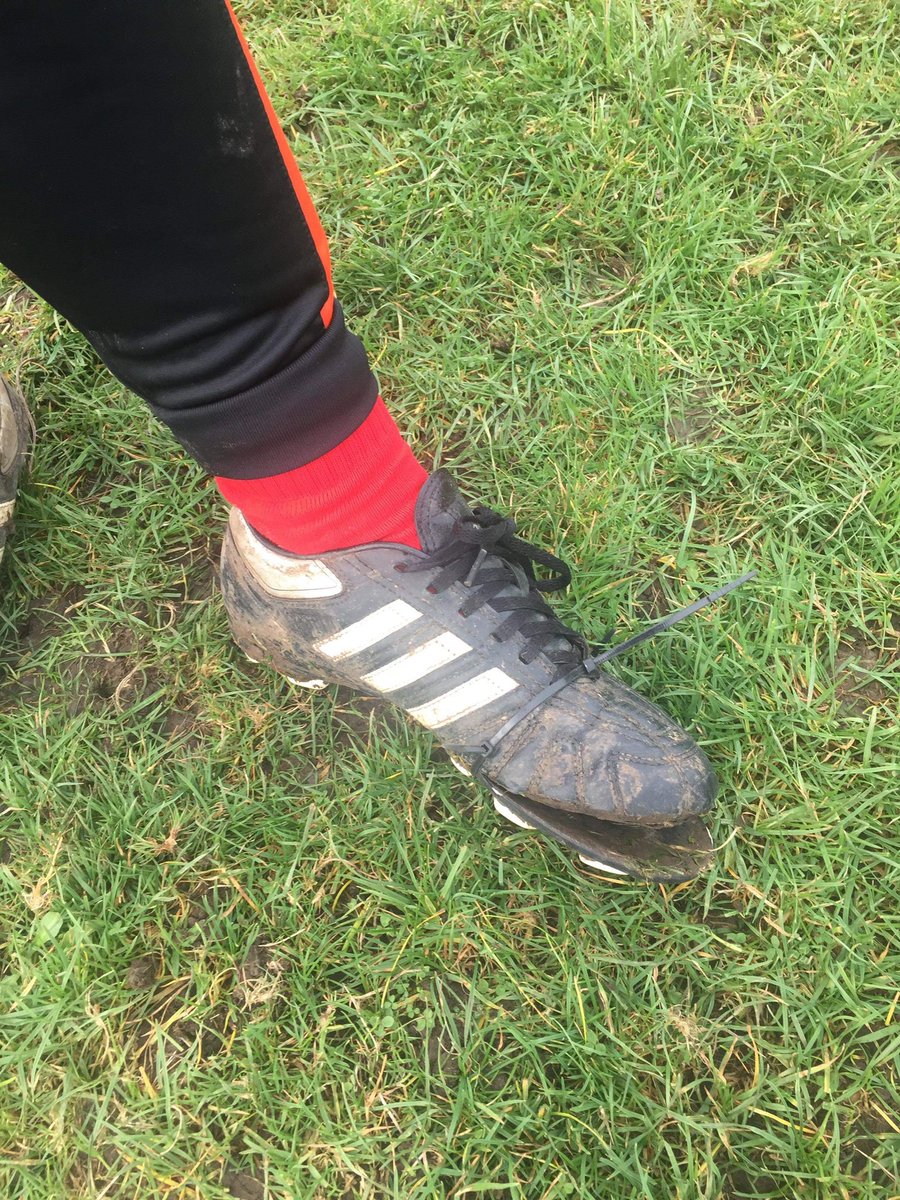 PurtonYouth's tweet image. You know it’s #grassroots when... (from our thrilling U14 match vs @Wroughton_FC on Sunday) 😂😂😂⚽️⚽️⚽️ #BootFailure