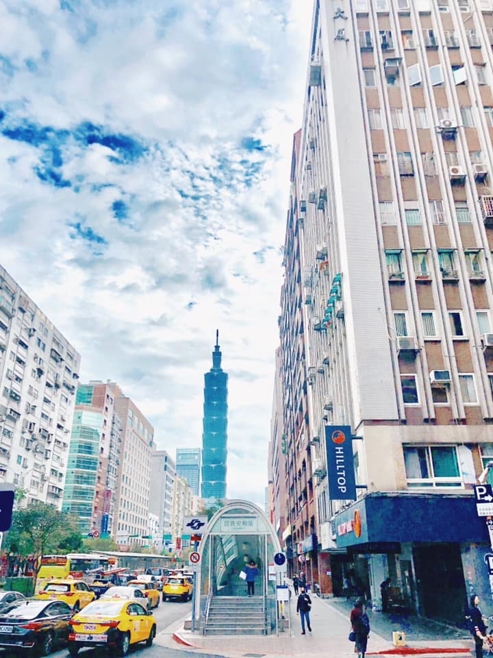 bmg_ww's tweet photo. Hello Taipei from BMG Taipei  ☀️
Wish everyone kicks off another new week with a beautiful mood like the beautiful day!
25 days away to Lunar New Year🙌🏼🤪
#taipeicity #happymonday #bmgww #taipei101 #officeview #globalagency #digitalagency #googlepartner https://t.co/lpDKSQNhhW https://t.co/xwT9dLD69l
