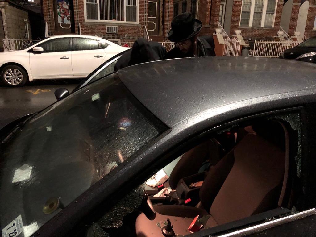 ShmiraDispatch's tweet photo. Photos: Boro Park: 11 ave & 50 st, @CWSPshmira and @NYPD66Pct o/s with a 22 car break-in. A phone and GPS was stolen value ($500) #AlwaysResponding #ACallAway https://t.co/qaYa7C9Xid