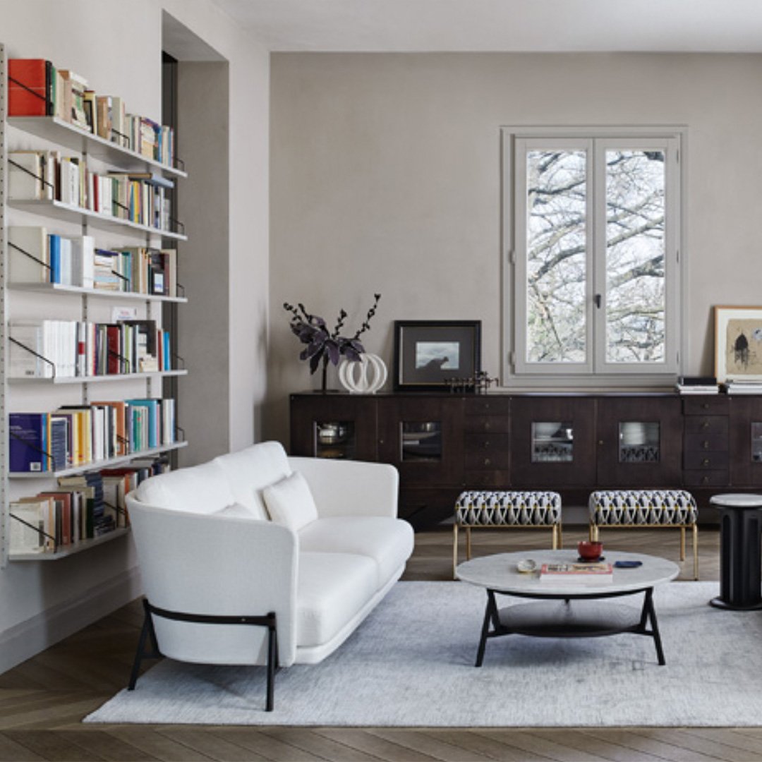 Arflex presents CRADLE sofa, the frame is realised in moulded polyurethane foam and is places on black lacquered die-cast metal; leather straps are available in black or brown testa di moro. The elegant crafted supporting elements becomes the highlight of this piece #sofa #style