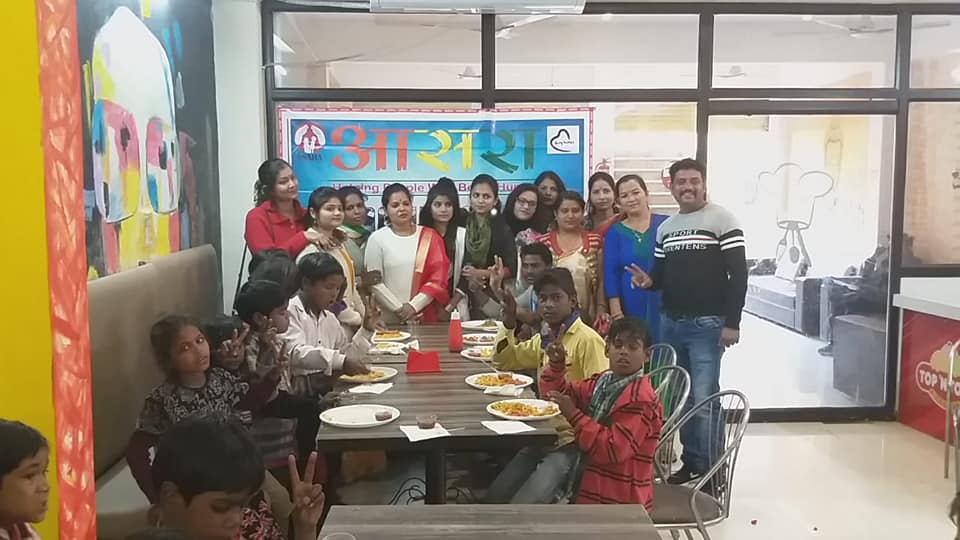 किया नए साल का स्वागत आसरा ग्रुप ऑफ़ झाँसी ने गरीब व मलिन बस्ती मैं रहने बाले १०० बच्चो दे साथ। ..