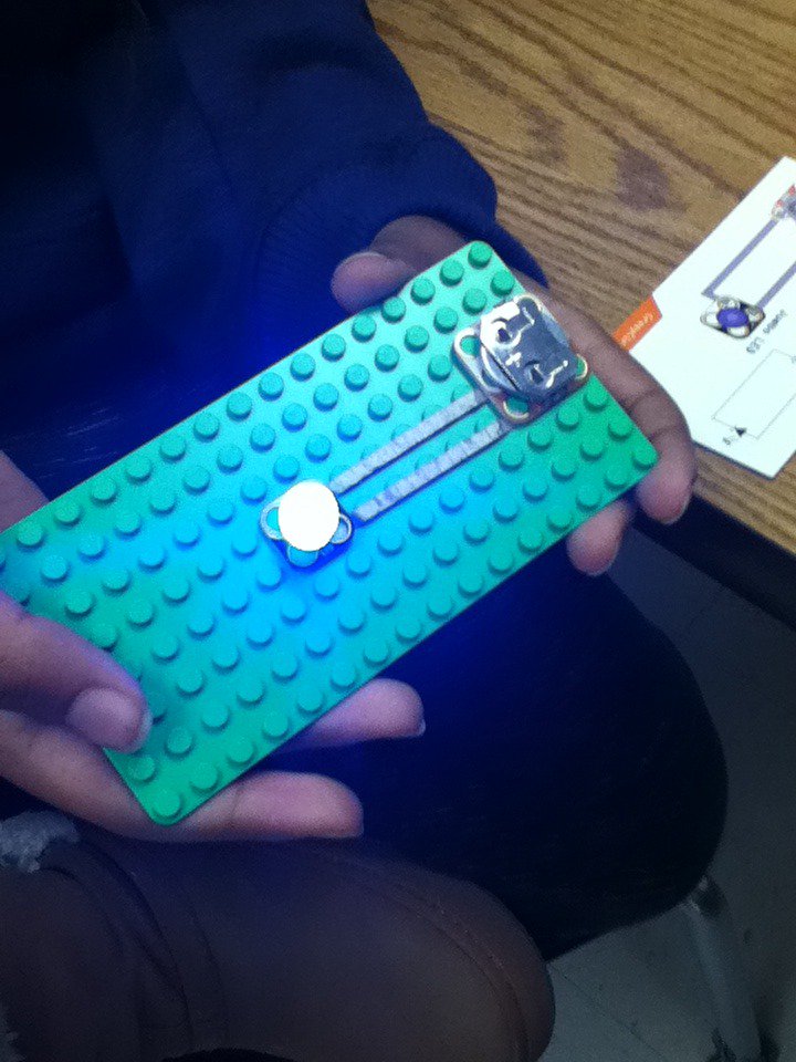 WilligSTEAM's tweet photo. 5th graders light up their LEGOs. https://t.co/OVxAjMasBK