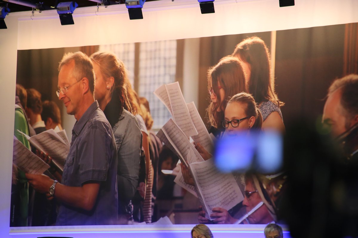 NGC6544's tweet image. ekir_de  engagiert. evangelisch. – das gilt nicht nur für die #Jugendsynode, sondern für die ganze Kirche. Heute auf dem Banner hinter dem Präsidium der #Landessynode: Ein Motiv aus der #Kirchenmusik. 

#LS2019 #Musik #engagiertev…