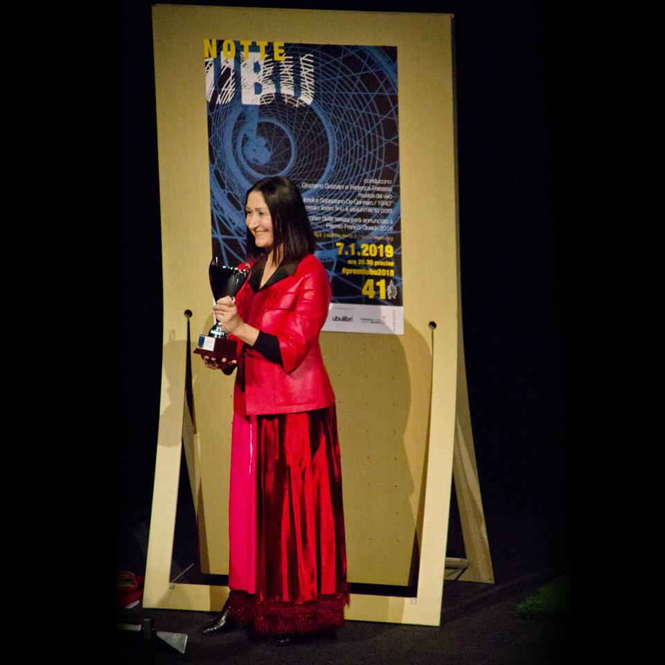 Alternatives_Th's tweet photo. Le Prix UBU de la meilleure actrice et performeuse a été décerné hier à Ermanna Montanari du Teatro delle Albe.à (re)lire sur notre blog,les quelques pages qu'Enrico Pitozzi lui  consacrait dans notre #136 Théâtre <-> Musique, Variations  contemporaines.https://t.co/YrThOqxVKU https://t.co/QNynWTBWBk