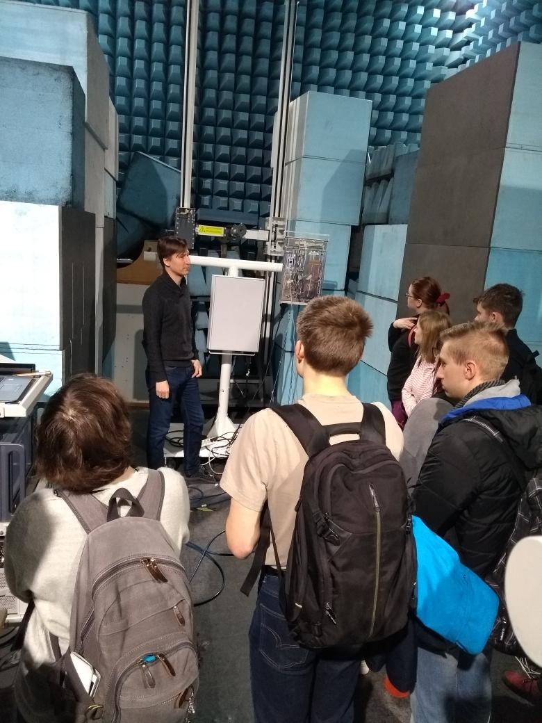 First year @ITEEOulu students are touring in the research units @UniOulu Here #5G demo ongoing!