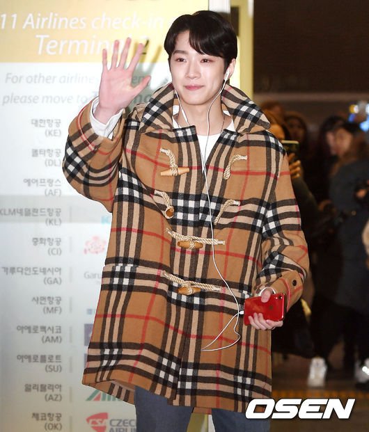 theseoulstory's tweet photo. ✈ Lai Kuan Lin at the airport earlier heading to China to kick start his activities there~! @cubeunited https://t.co/IuXhgL0wab