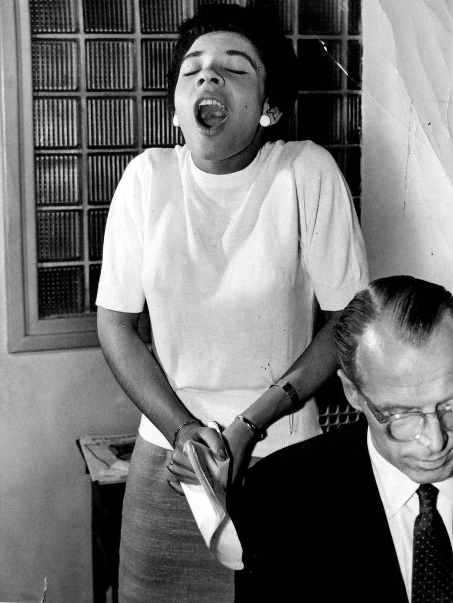 Now playing on #TeamCake radio: Dame Shirley Bassey on <a href="/laurenlaverne/">Lauren Laverne</a>'s new <a href="/BBC6Music/">BBC Radio 6 Music</a> breakfast show.

Now THERE'S a dame we can all get behind!! 

Here's the girl from Tiger Bay herself, aged 19, with pianist Les Paul. Pics via <a href="/WalesOnline/">WalesOnline 🏴󠁧󠁢󠁷󠁬󠁳󠁿</a> walesonline.co.uk/lifestyle/nost…