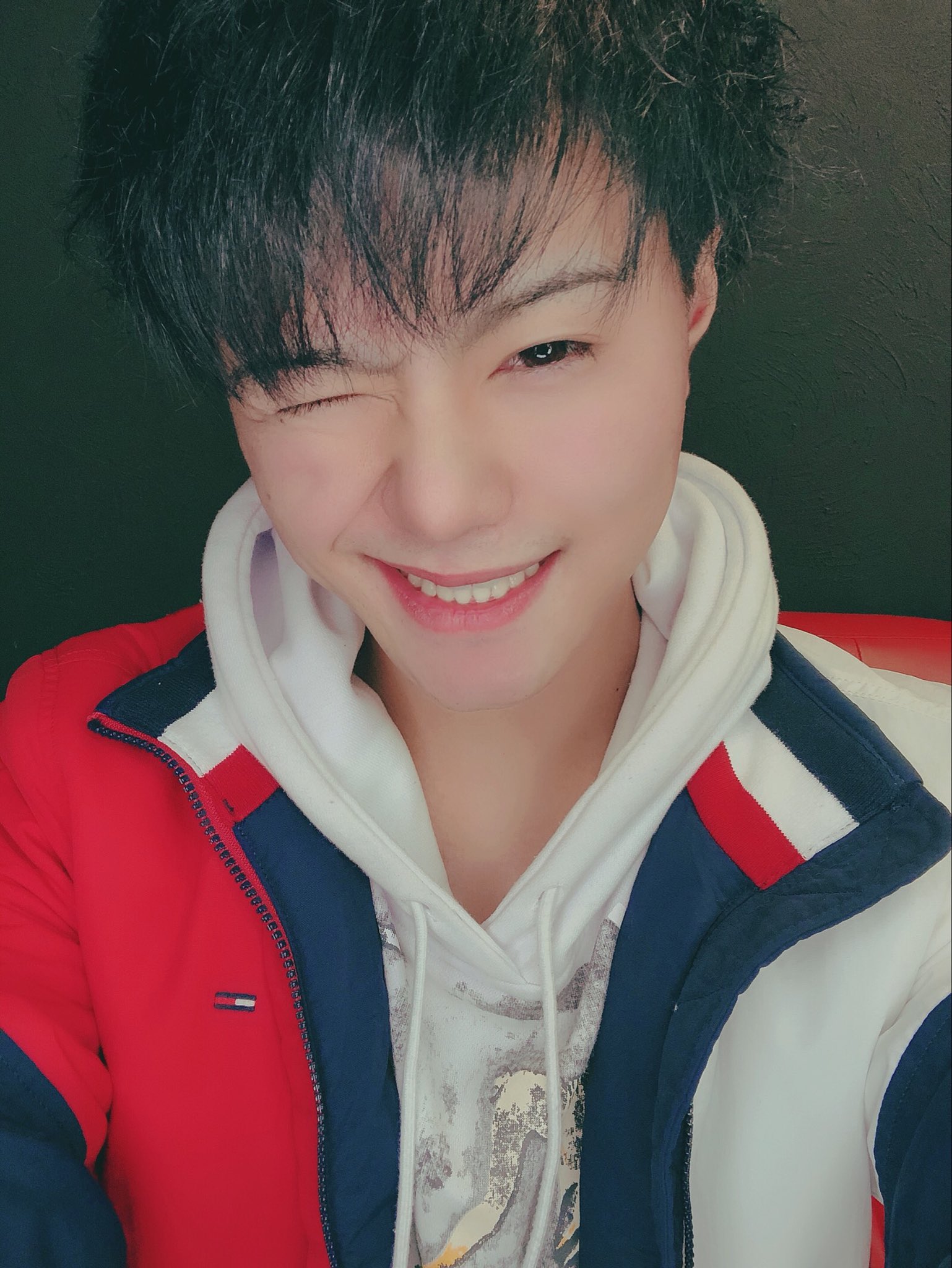 こたつ フォーエイト ネイビーやねんけど黒にしかみえへん件について インスタは4枚投稿してる T Co Kyrwknnkgq ぶーしぶ T Co Tmcjyqh1jz Twitter