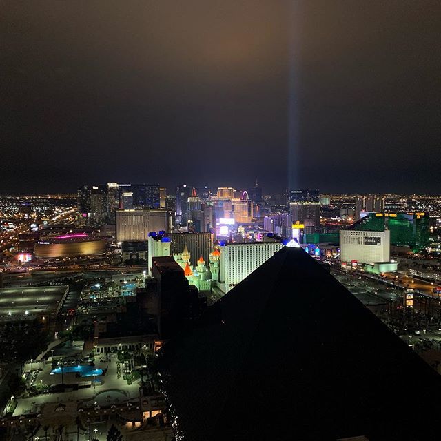 stuartmiles's tweet image. Best view in Vegas #nofilter #skyloft #delano #lasvegas #ces19 #ces #ces2019 #shotoniphone #workinghard #luxor #lasvegasstrip bit.ly/2RCGxID