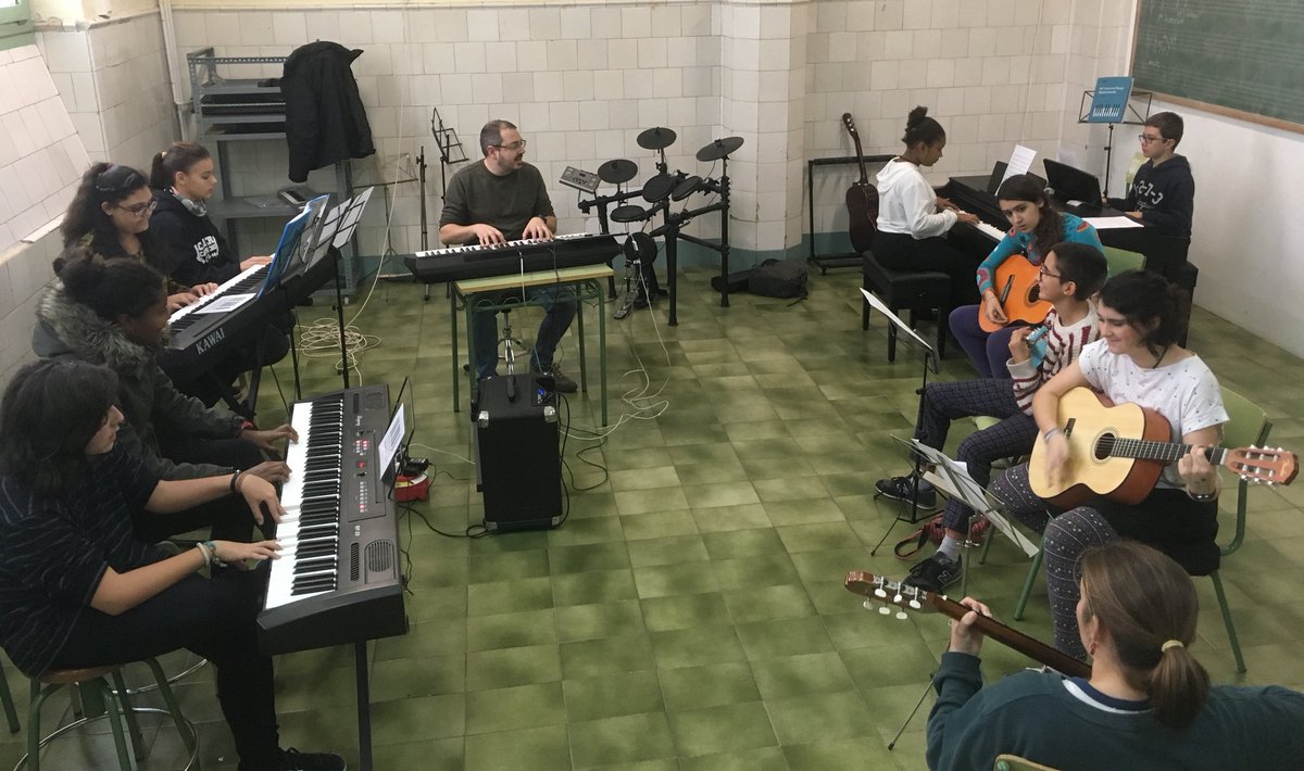 musicapauclaris's tweet image. Avui tornem amb els projectes musicals a @InsPauClaris 🎶🎻🎺🎷🎹🎙️🎸